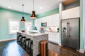 Fridge, microwave, oven, stovetop - Winter rooftop deck, chef’s kitchen, NFL TV near Broadway (Nashville)