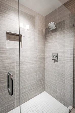 Bathtub, hair dryer, towels, shampoo