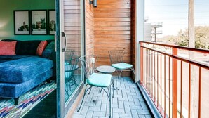 Terrace/patio - Music-themed Nashville home with game room, bar & bunk rooms, sleeps 10 (Nashville)