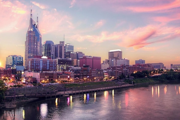 Experience breathtaking sunset views over Nashville's skyline! Imagine unwinding in our Nashville luxury vacation homes, surrounded by the vibrant energy of Music City. Ready to elevate your getaway? Book now with Misfit Homes!