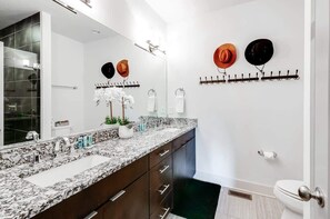 Bathtub, hair dryer, towels, shampoo - Summer rooftop lounge, chef's kitchen, 4K TV near Broadway & Gulch (Nashville)