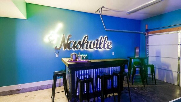 Bar (on property) - Music-themed Nashville home with game room, bar & bunk rooms, sleeps 10 (Nashville)