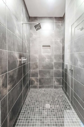 Bathtub, hair dryer, towels, shampoo - Rooftop deck & game room home near the Parthenon | Nashville, sleeps 10 (Nashville)