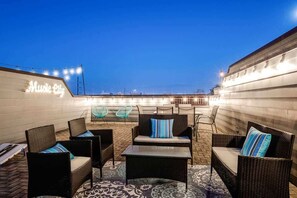 Terrace/patio - Summer rooftop lounge, chef's kitchen, 4K TV, parking near Broadway & the Gulch (Nashville)