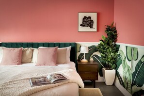 5 chambres, bureau, fer et planche à repasser, lit de bébé portatif