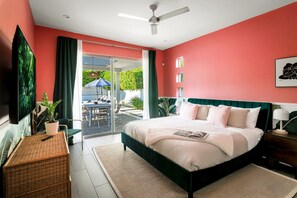 5 chambres, bureau, fer et planche à repasser, lit parapluie