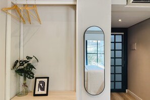 Estudio superior | Zona de estar | Smart TV de 32 pulgadas con canales por satélite, una televisión