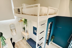 Estudio Cama Elevada com Escada | Escrivaninha, espaço de trabalho para notebook, cortinas blackout