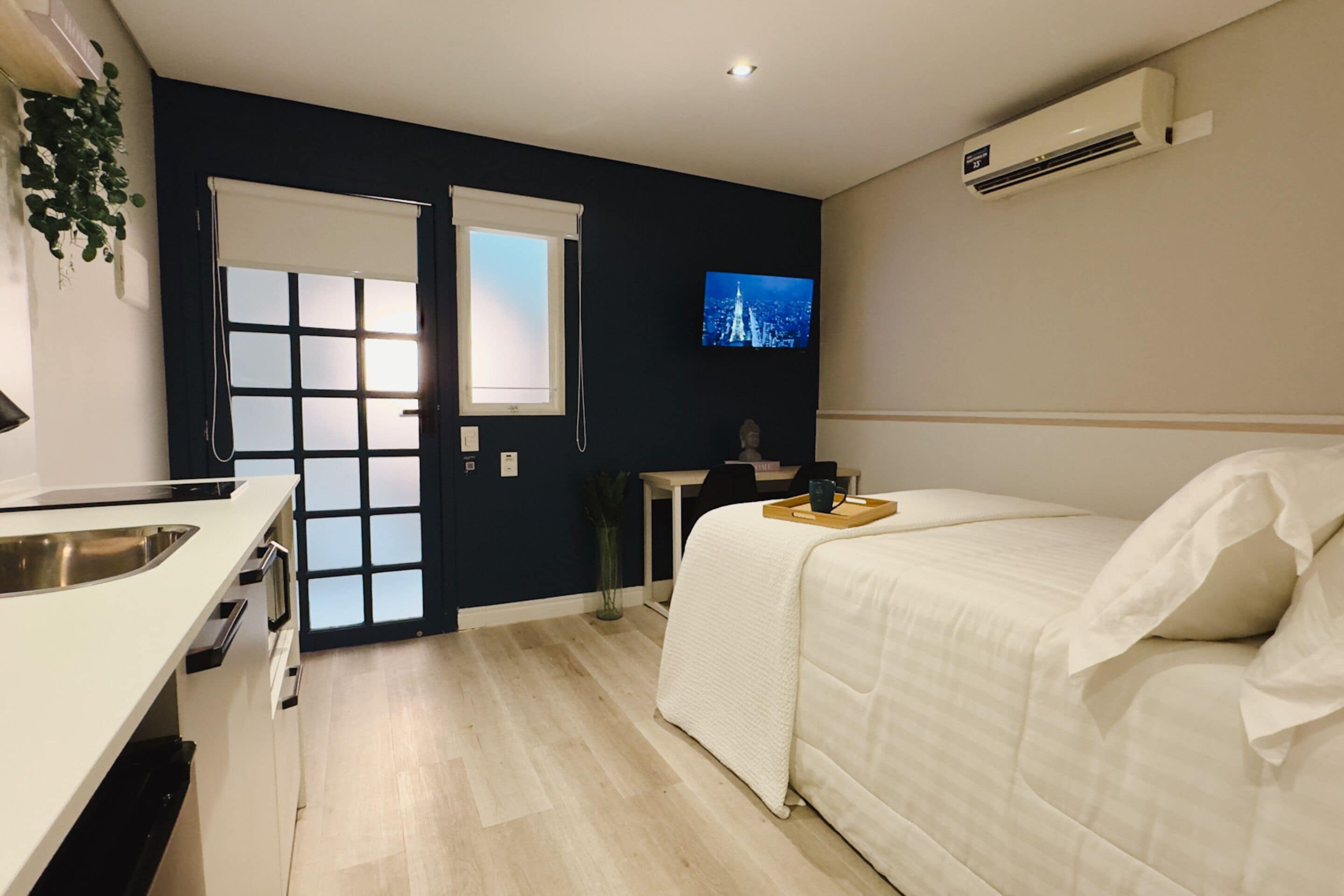 Escritorio, espacio para trabajar con laptop y cortinas blackout 