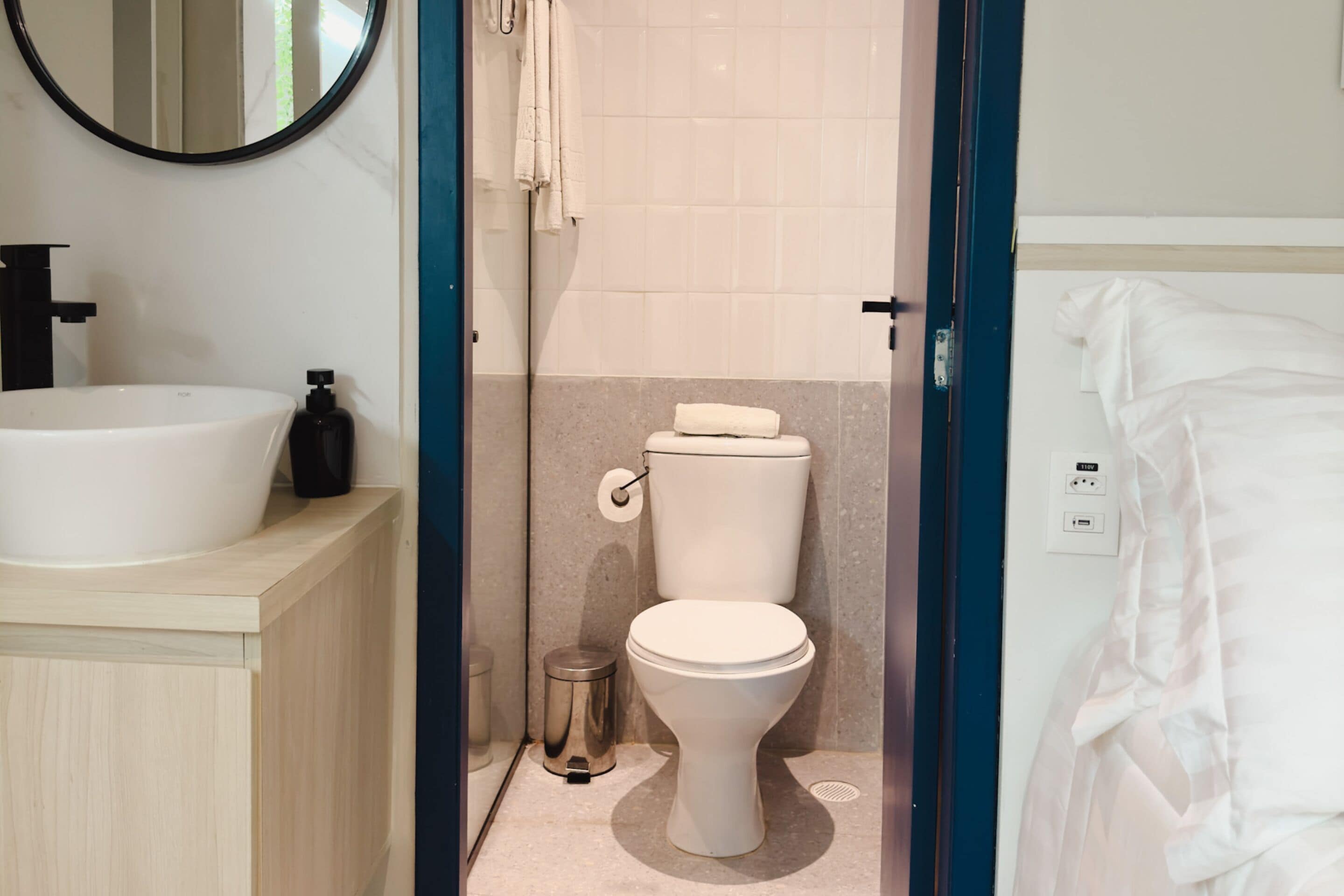 Ein Badezimmer mit Waschbecken, Toilette und Dusche.