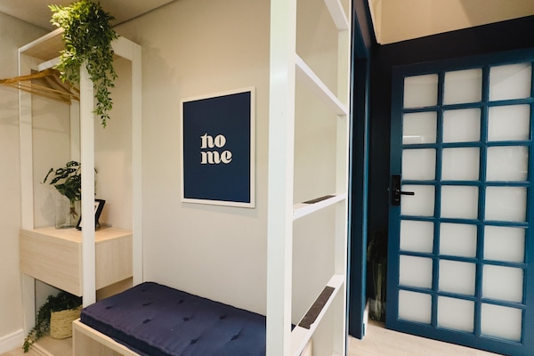 Estudio Cama Elevada com Escada | Escrivaninha, espaço de trabalho para notebook, cortinas blackout