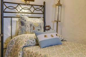 2 bedrooms, iron/ironing board, travel cot, free WiFi