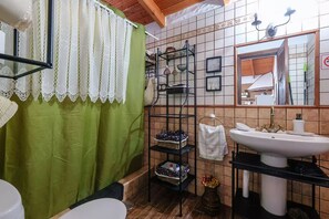 Douche, sĂšche-cheveux, serviettes fournies