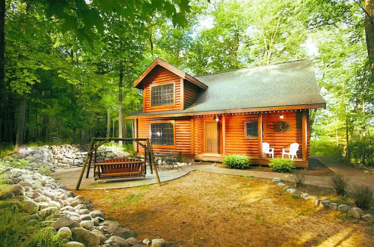 Beautiful log cabin just minutes from the beach!