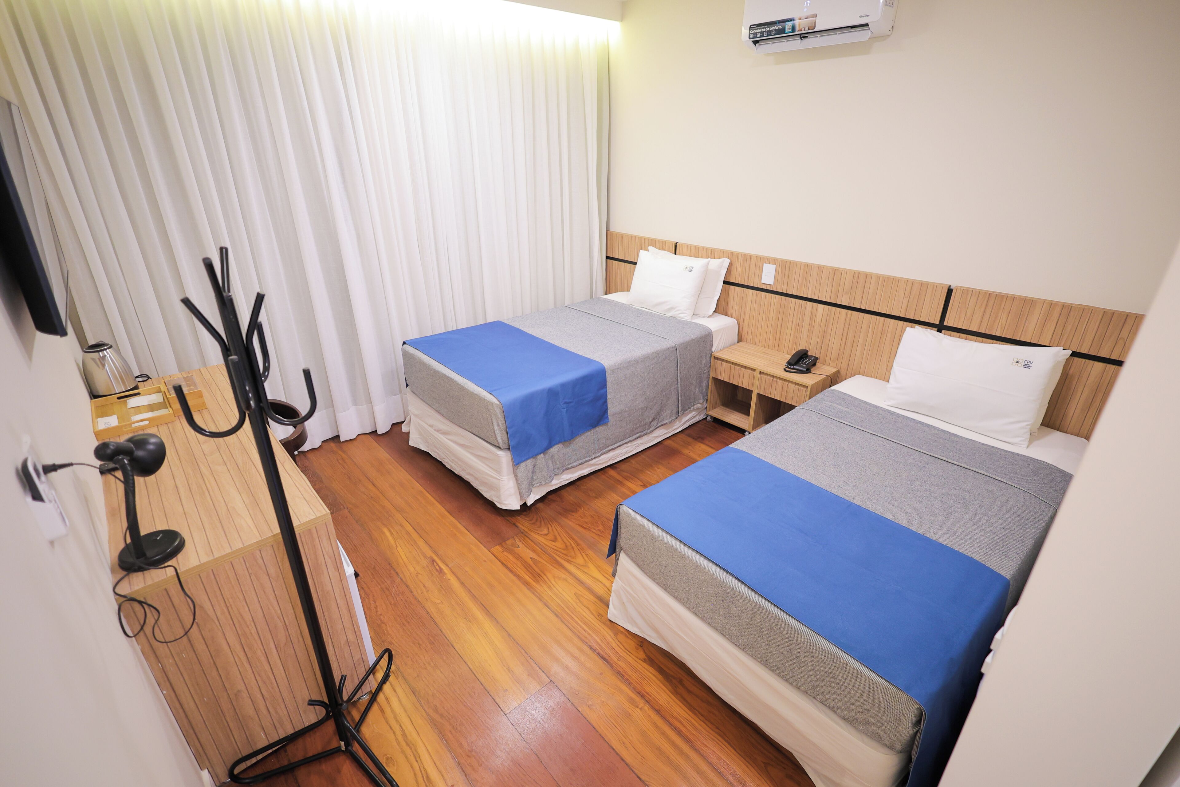 Minibar, caja de seguridad en la habitación y escritorio 
