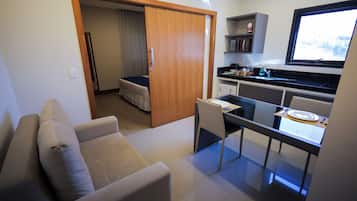 Quarto luxo (FLAT MASTER) | Frigobar, cofres nos quartos, escrivaninha