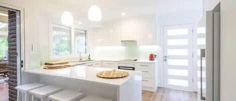 Refrigerador, microondas, horno y parrilla de estufa