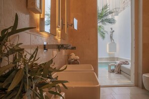 Executive Double Room | Bathroom | Separate tub and shower, designer toiletries, hair dryer, bidet - Palazzo Lecce - Epoca Collection (Lecce)