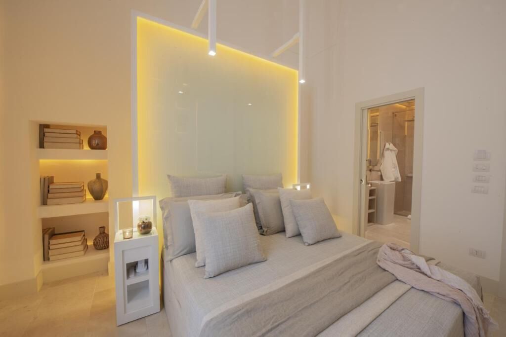 Hypo-allergenic bedding, down comforters, pillowtop beds, minibar