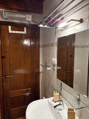 Combined shower/bathtub - Beautiful triplex with garden and Wifi - Puig Falcó 1 (Pla de l'Ermita)