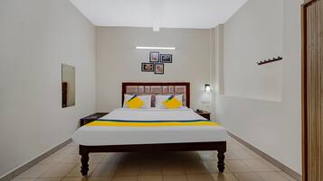 Phòng Tiêu chuẩn | Bàn, bàn ủi/dụng cụ ủi quần áo