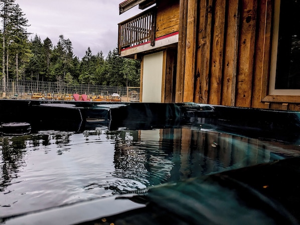 Outdoor spa tub - Quirky Farm Stay - 2 Bedrooms - Hot tub (Qualicum Beach)