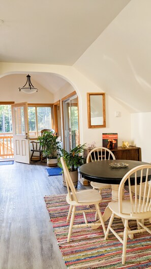 Dining - Quirky Farm Stay - 2 Bedrooms - Hot tub (Qualicum Beach)