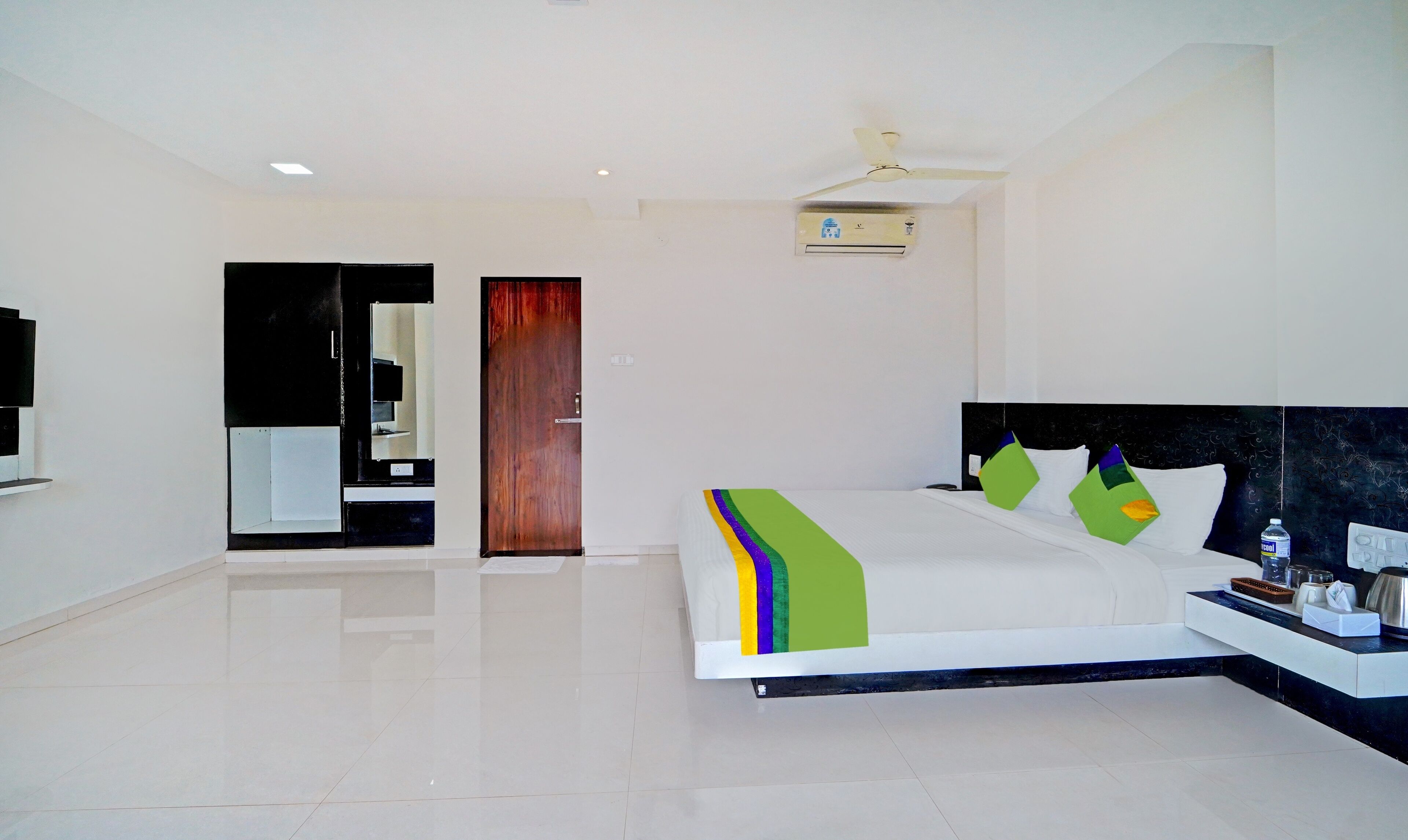 Deluxe Room | Desk, iron/ironing board