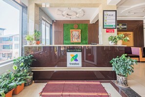 Reception - Treebo Kuber Palace With a Swimming Pool (Mahabaleshwar)