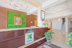 Reception - Treebo Kuber Palace With a Swimming Pool (Mahabaleshwar)