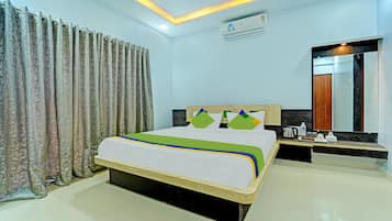 Standard Room | Desk, iron/ironing board