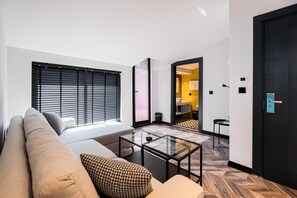 Suite estudio Deluxe, 1 habitación, para fumadores | Ropa de cama de alta calidad y minibar