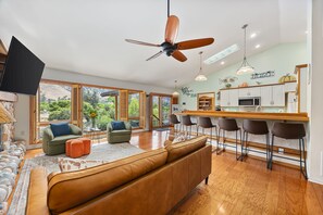 Smart-TV, Kamin, Stereoanlage, Arbeitsbereiche