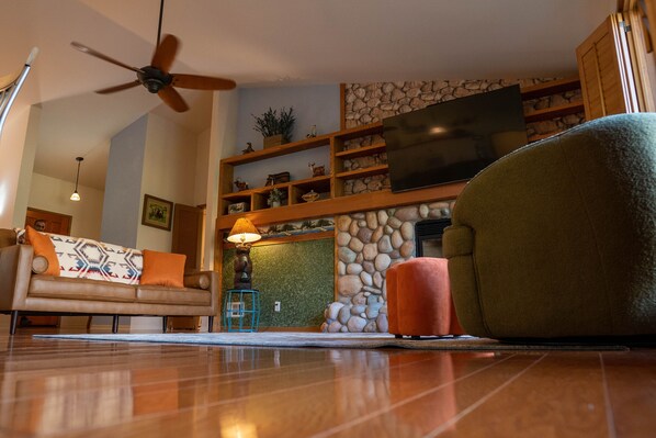 Smart-TV, Kamin, Stereoanlage, Arbeitsbereiche