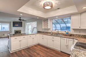 Refrigerador, microondas, horno, placa de cocina