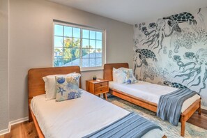 4 habitaciones, escritorio y tabla de planchar con plancha 