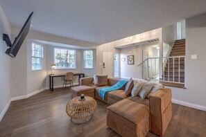 Fernseher, Kamin, Stereoanlage