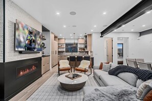 Télévision, cheminée, espaces bureaux