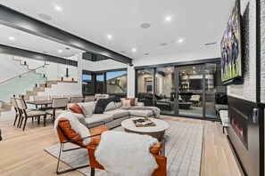 Fernseher, Kamin, Arbeitsbereiche