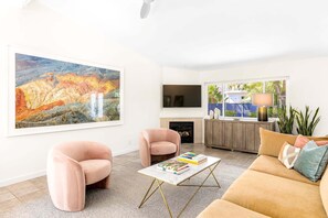 Una Smart TV, una chimenea