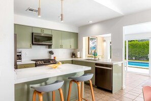 Frigorífico, microondas, horno y placa de cocina