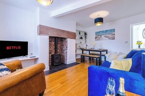 TV, offices - Lovely house, great location, perfect for couples! (Chester)
