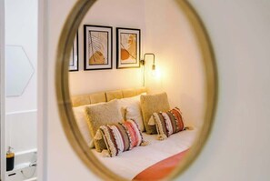 2 bedrooms, iron/ironing board, travel crib, WiFi - Lovely house, great location, perfect for couples! (Chester)