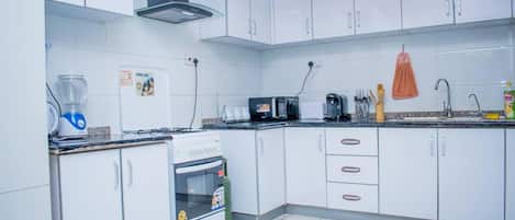 Appartement | Cuisine privée | Réfrigérateur, micro-ondes, four, plaque de cuisson