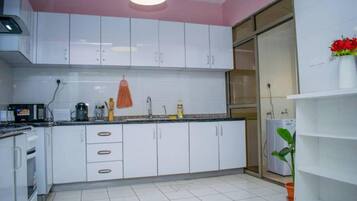 Appartement | Cuisine privée | Réfrigérateur, four à micro-ondes, un four, surface de cuisson