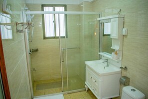 Apartment | Bathroom | Shower, hair dryer, towels, soap - Impeccable Family Friendly Apartment in Nairobi (Nairobi)