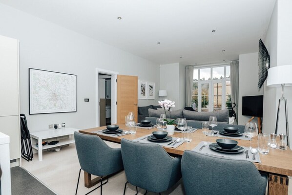 2 bedrooms - Blue Heron - 2 Bedroom Apt With 2 Parking Spaces - From 165 Per Night (Henley-on-Thames)
