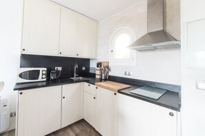 Een koelkast, een microgolfoven, een kookplaat, een vaatwasser