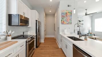 KĂŒhlschrank, Mikrowelle, Ofen, Herdplatte