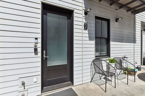 Terrace/patio - Beautiful Modern NOLA  Condo- Bywater Area. Off Street Gated & Reserved Parking (New Orleans)